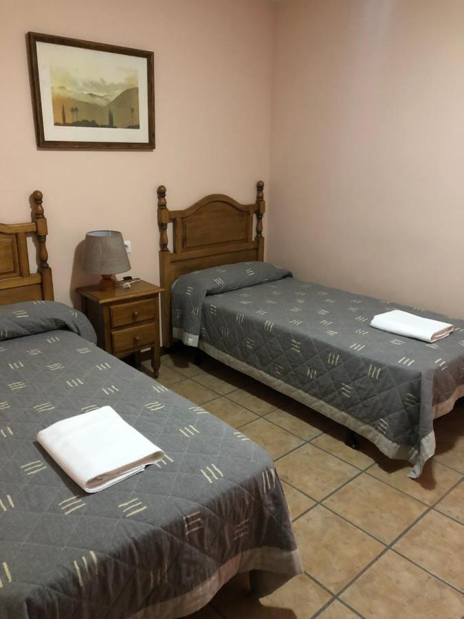 Santa Cruz de la Serós Apartamentos Turisticos San Juan De La Pena מראה חיצוני תמונה