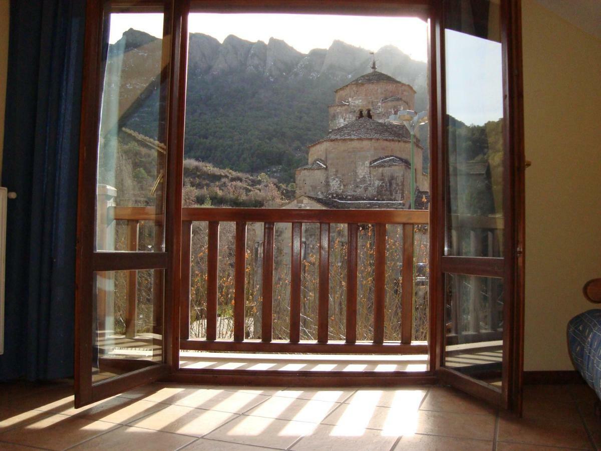 Santa Cruz de la Serós Apartamentos Turisticos San Juan De La Pena מראה חיצוני תמונה
